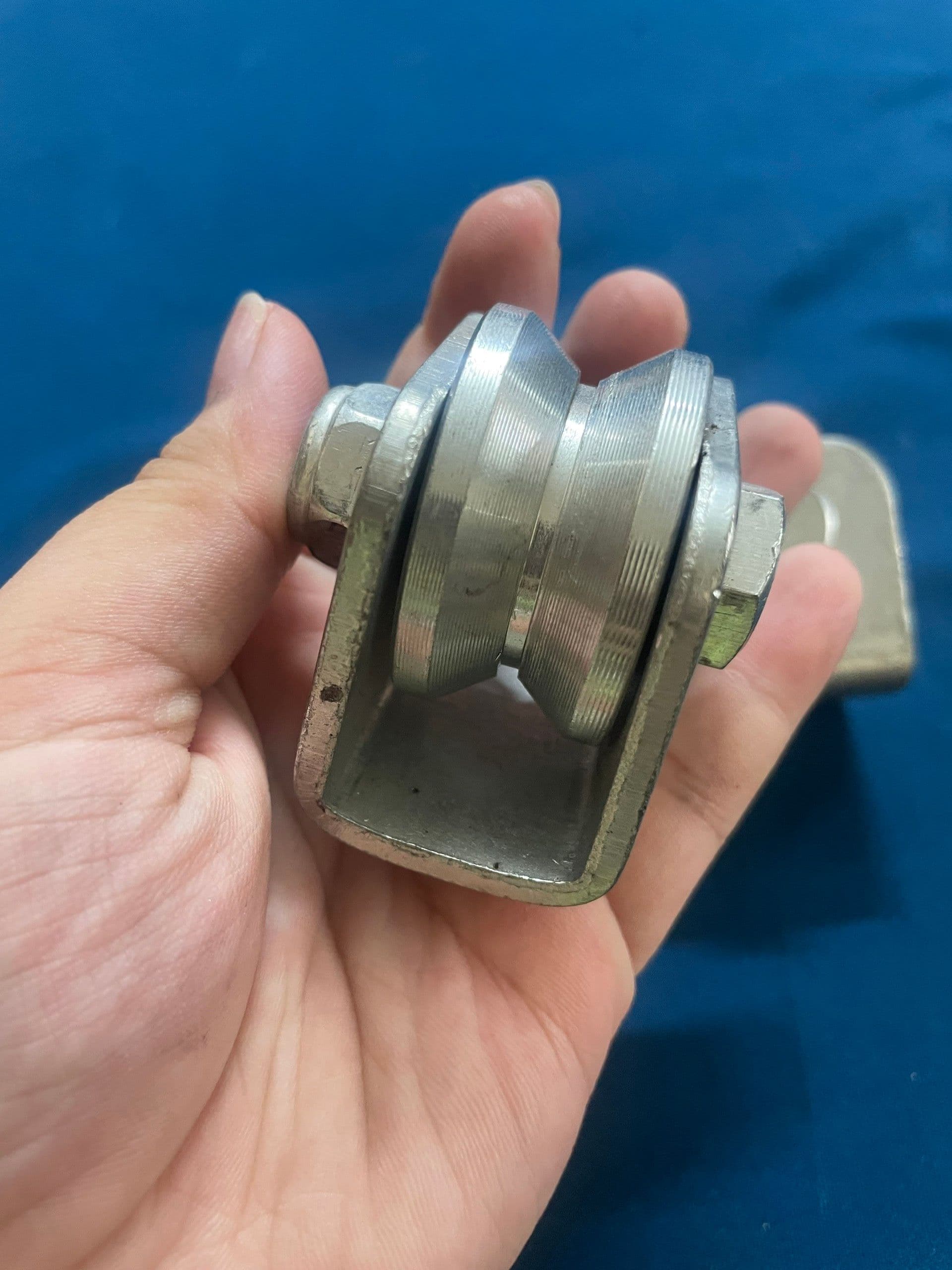 Ròng rọc dẫn cáp rãnh V bằng sắt, chi tiết cơ khí dùng trong thang nâng và tời điện.