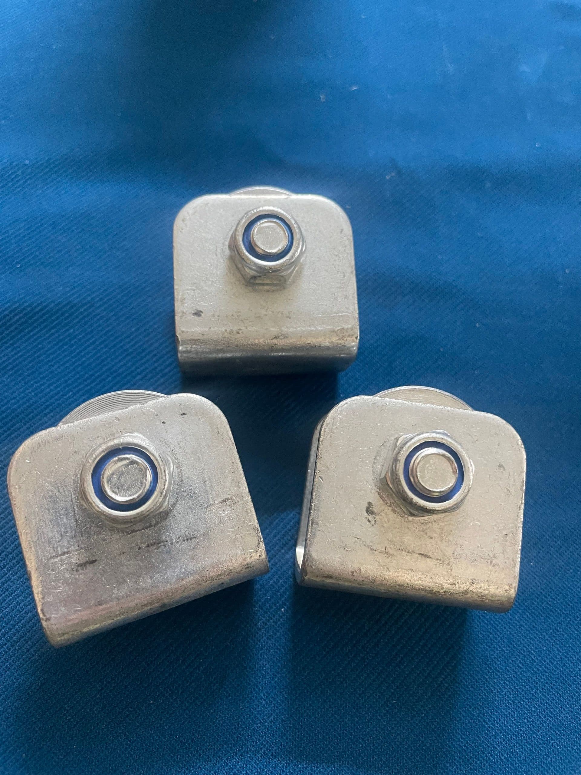 Puly thép rãnh V chống trượt cáp, ứng dụng trong hệ thống nâng hạ hàng hóa.