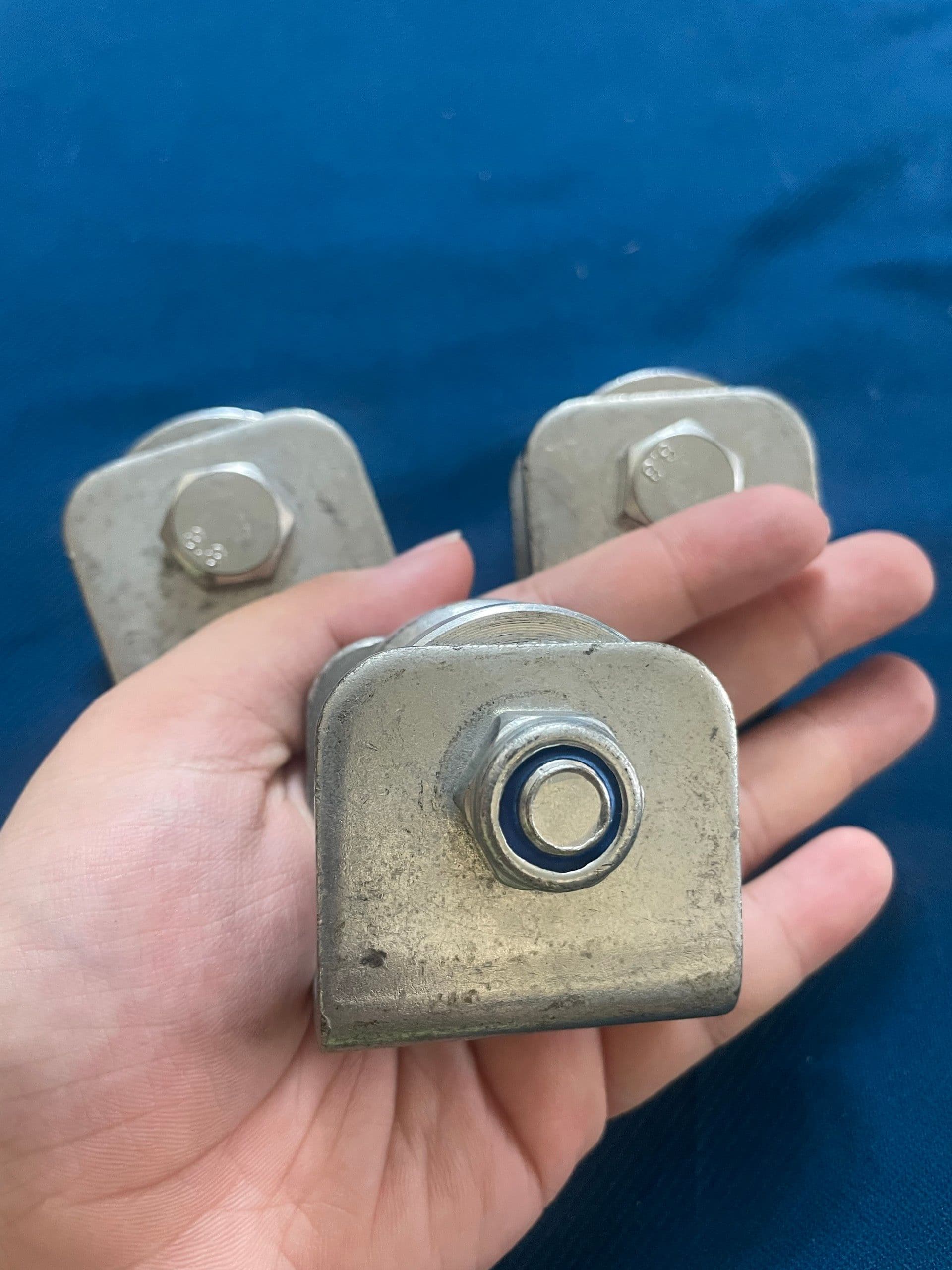 Phụ kiện puly rãnh V bằng sắt, thiết kế chắc chắn, dùng để đổi hướng dây cáp.